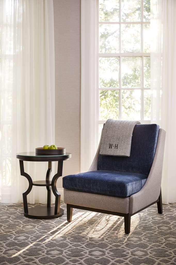 The Whitney Hotel Boston Habitación foto A chair with a throw